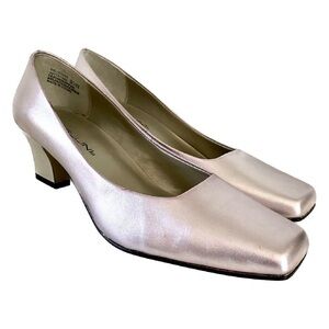 NWOT — Retro Bellini Metallic Lavender Leather Pumps, Size 9.5 W